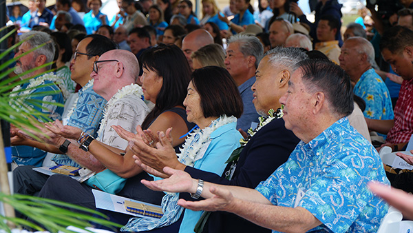audience receiving kahuʻs blessing